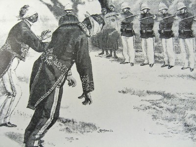 Exécution d’officiels malgaches sur ordre du général Gallieni, après la conquête française 1896. Plusieurs membres de la famille de la reine Ranavolana III mourront sous les balles des soldats français après la conquête de l’île. (Gravure de Jean Martin pour la revue l’Illustration, 1897)