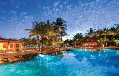 Beachcomber Hotels & Resorts; Mauritius; Île Maurice; Le Mauricia Hotel; 4-star; Beach; Plage; Travel; Voyage; Tourism; Tourisme; Holiday; Vacation; Congé; Vacances; Bar; Sunset; coucher de soleil; Poolside; Bord de la piscine; Pool; Piscine; Service; Sea view; vue sur la mer; Beach view; vue sur la plage; Ocean view; vue sur l'océan; Common Area; Secteur commun; Sunset; Coucher de soleil;