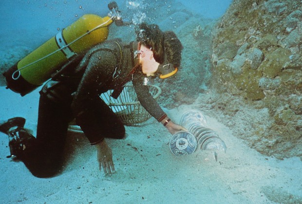 Découverte des premières porcelaines sur l’épave du Banda, en 1979. (Photo : Jacques Dumas/Yves Halbwachs)