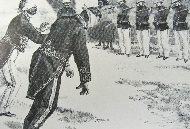 Exécution d’officiels malgaches sur ordre du général Gallieni, après la conquête française 1896. Plusieurs membres de la famille de la reine Ranavolana III mourront sous les balles des soldats français après la conquête de l’île. (Gravure de Jean Martin pour la revue l’Illustration, 1897)