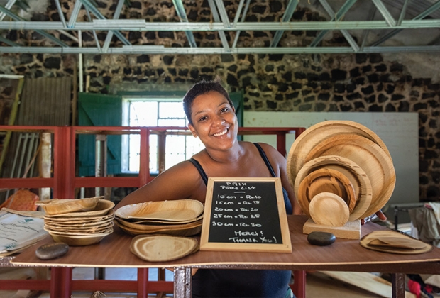 Outgrowing : Des assiettes en feuilles de palmier pour Ã©liminer le plastique - Travel-Iles